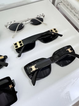 Kacamata hitam 𝘷2