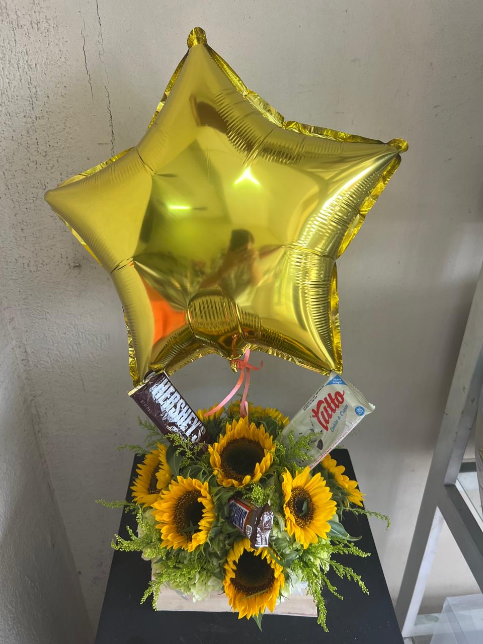 Arreglo de girasoles y globo _0