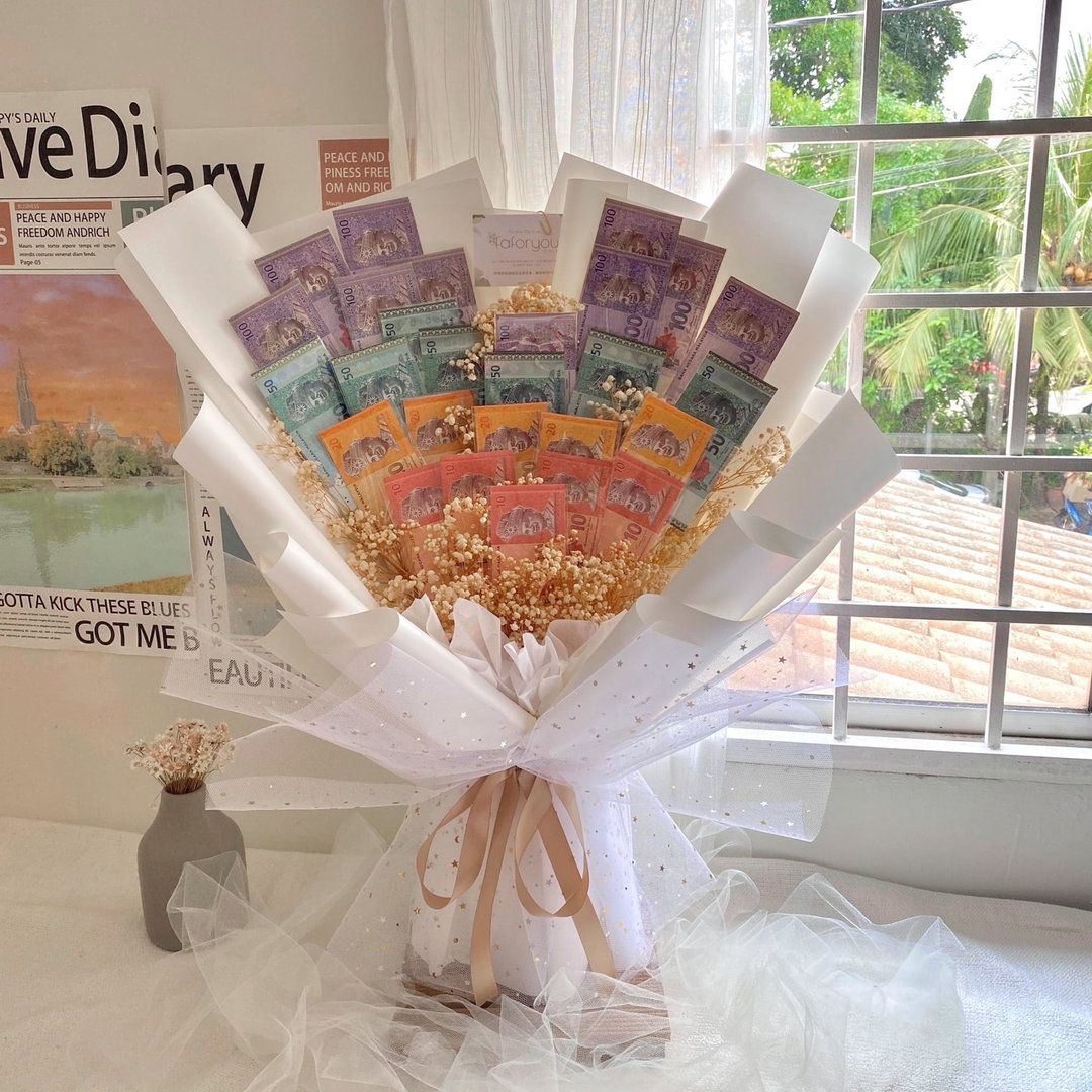 26pcs Money with baby breath bouquet
