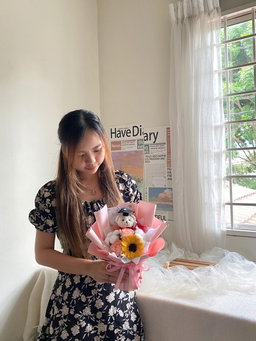 (GD004) Graduation Winnie Flower Bouquet (Cotton)