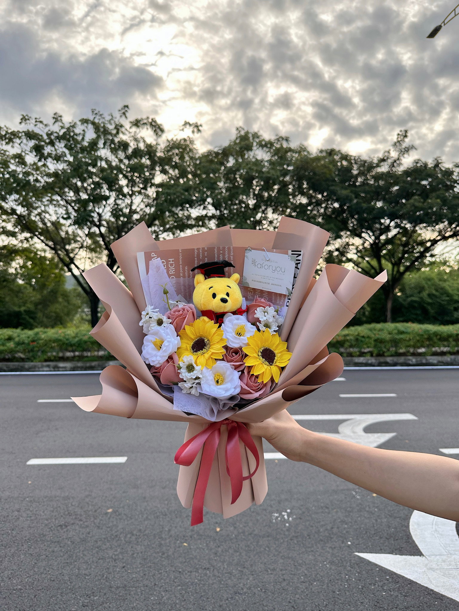 (GD005) Graduation Winnie Soap Flower Bouquet _0