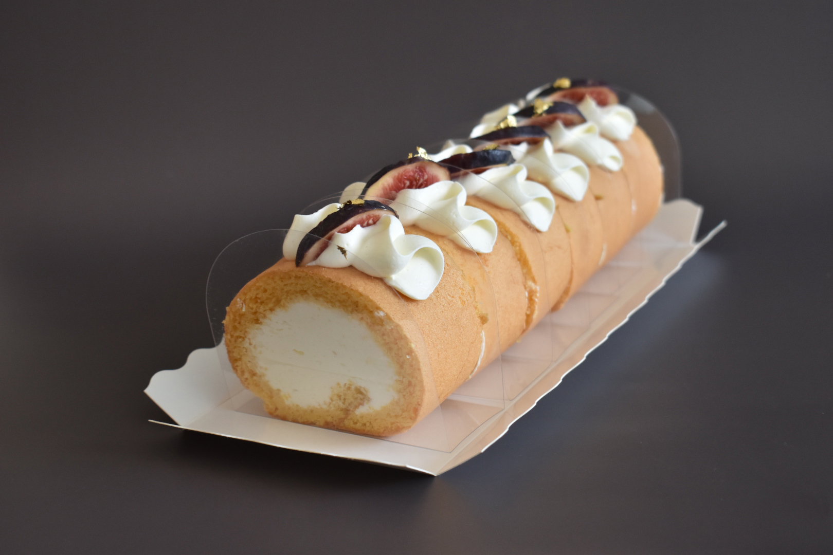 Original roll cake topped with seasonal fruit  | 原味牛乳卷蛋+時令水果_1