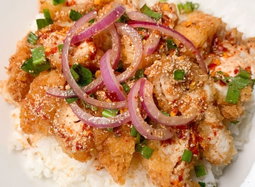 Spicy Fried Chicken Salad w/Rice ข้าวยำไก่แซ่บ 