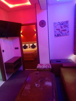 Appartement F1, cuisine et salon ouverts
