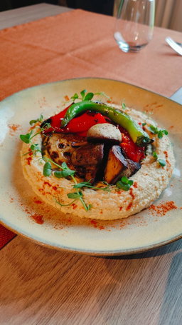 Homemade hummus cu legume