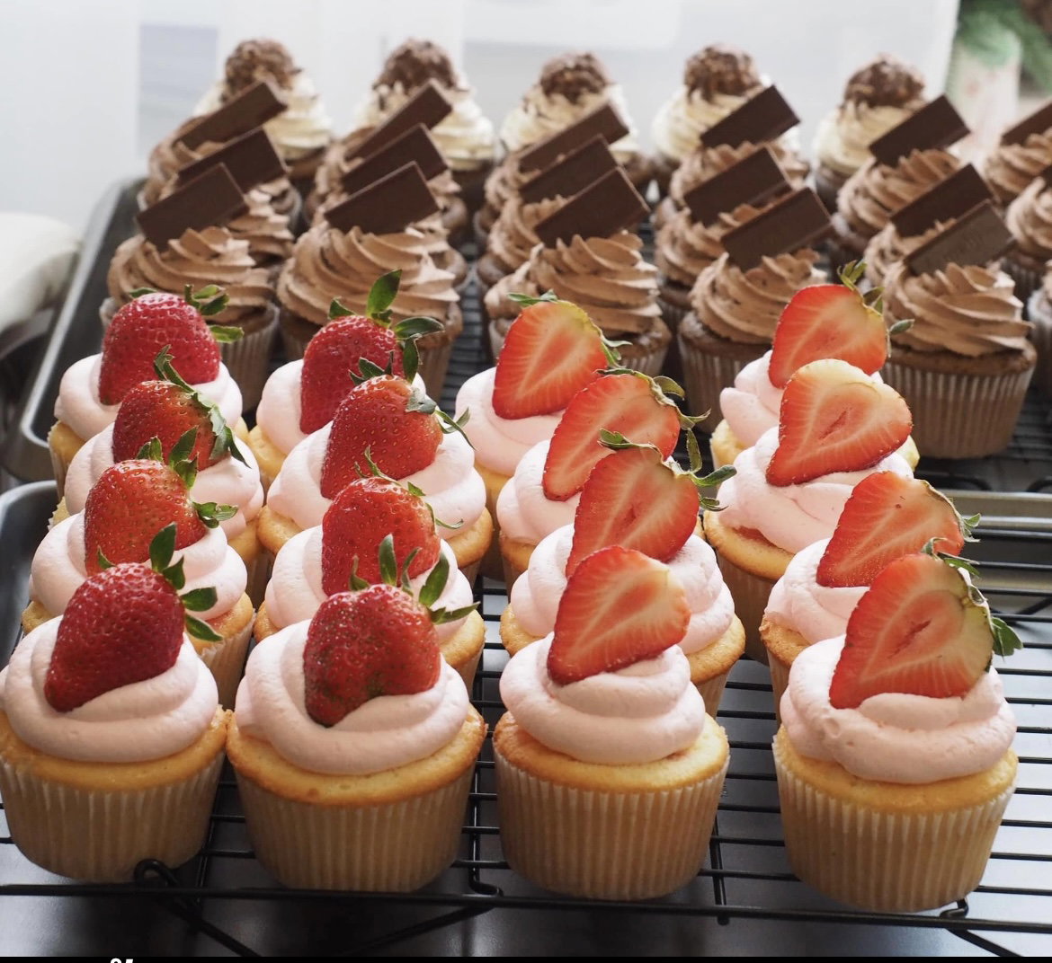 Chocolate cupcake, strawberry cupcake_0
