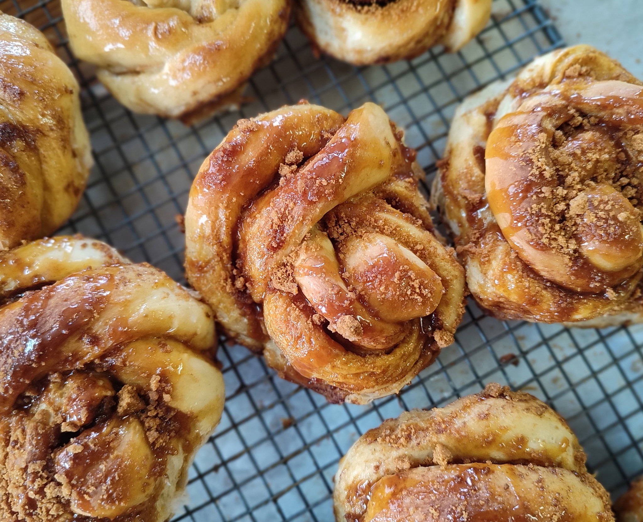 Cinnamon bun with salted caramel_0