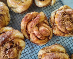 Cinnamon bun with salted caramel