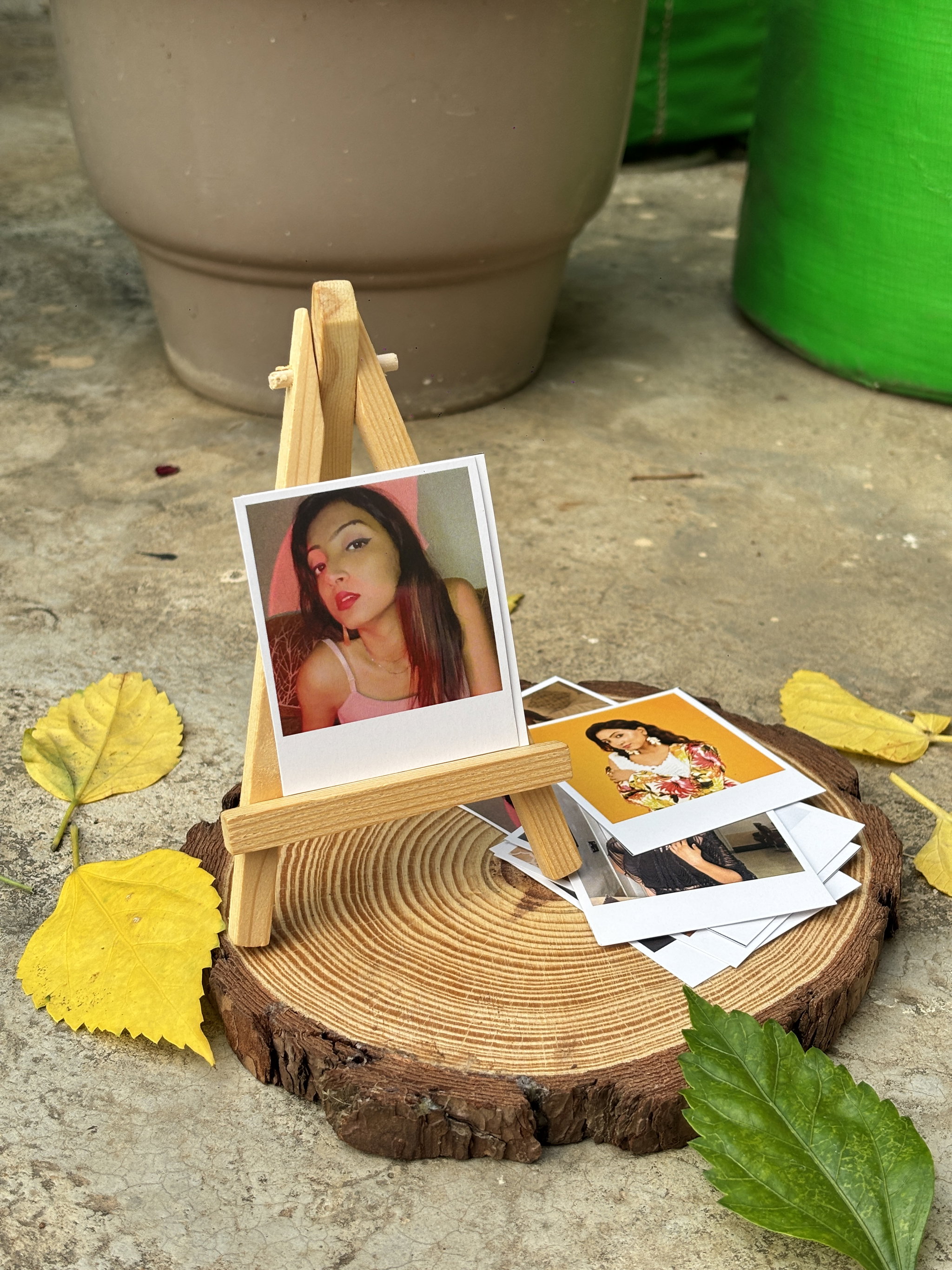 10 Square Polaroids with stand_1
