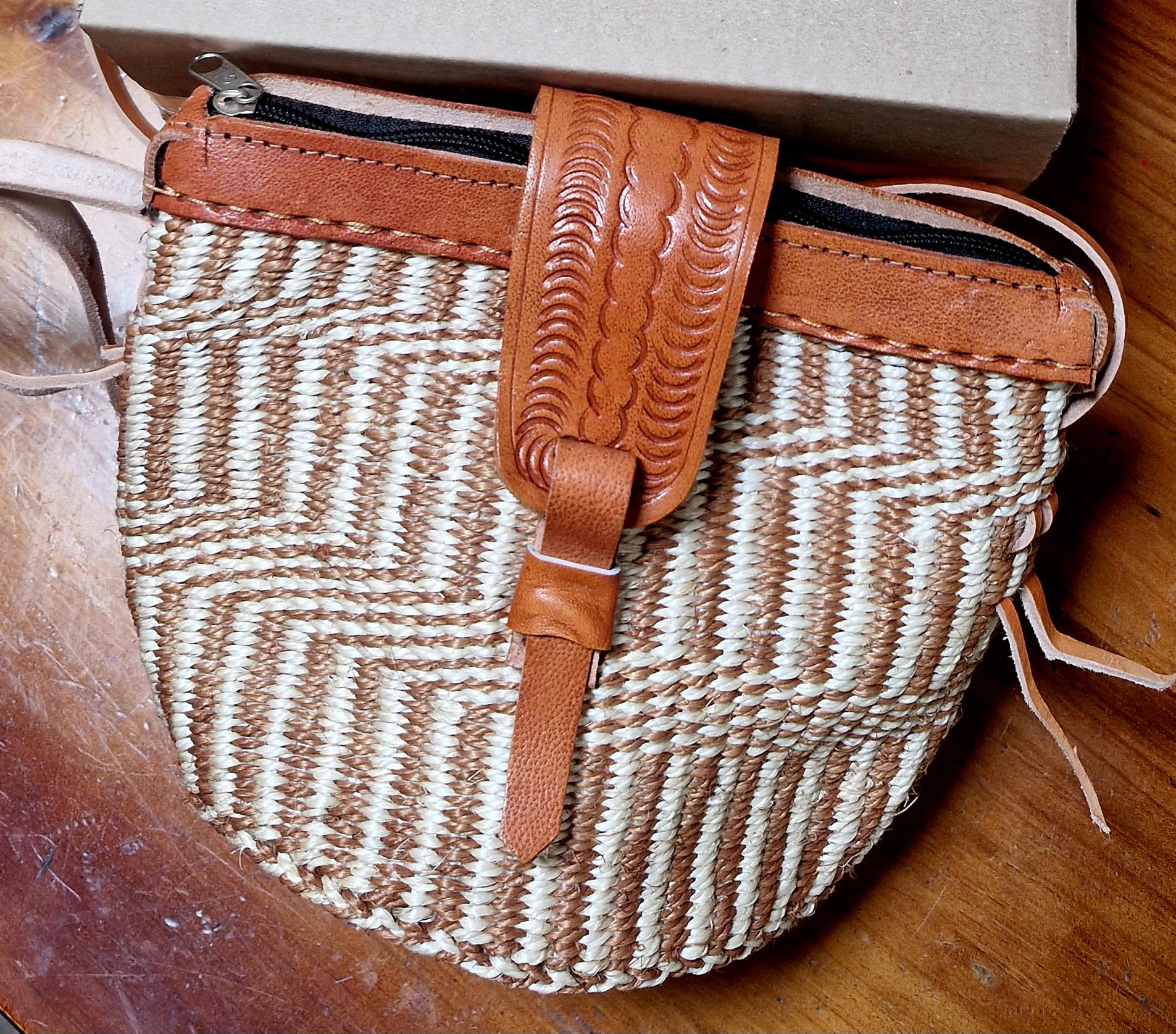 Medium sized leather sisal pattern bags_0