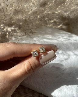 CLOVER DIAMOND STUD