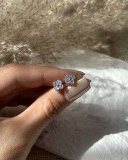 CLOVER DIAMOND STUD