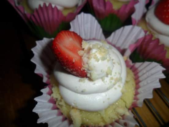 Strawberry Shortcake Cupcakes 6 pack