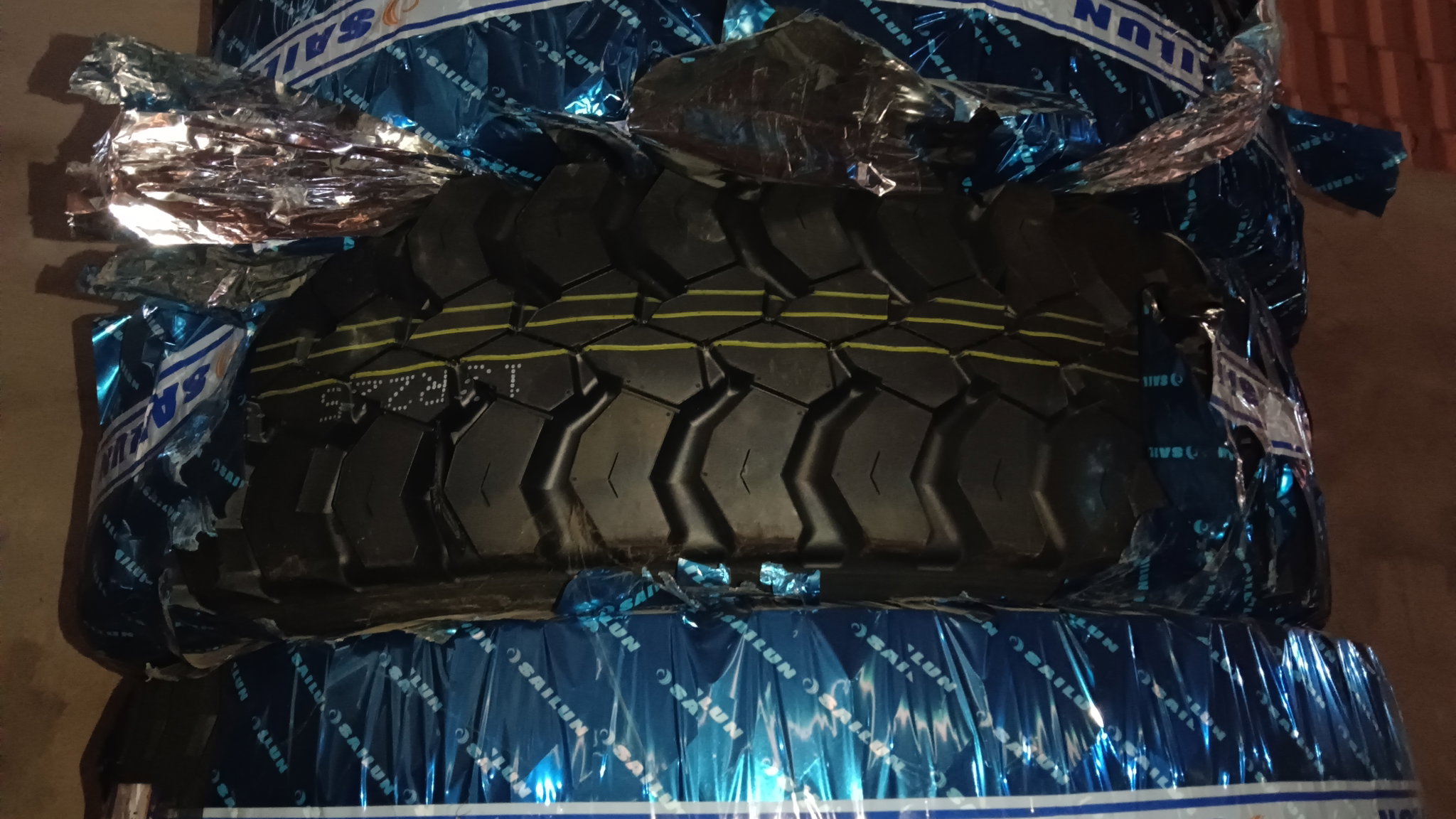 Pneux 13R22.5 S911_0