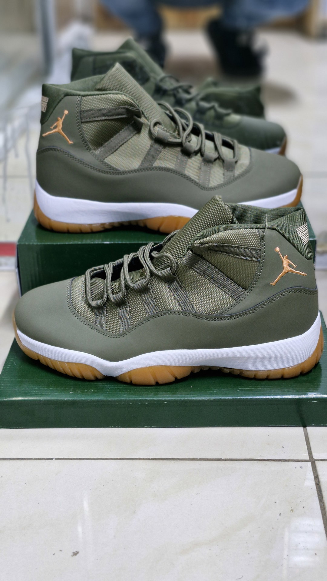JORDAN 11 OLIVE