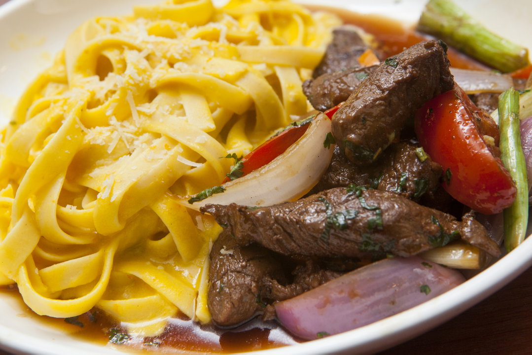 Fetuccini a la Huancaína con Lomo Saltado