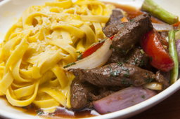 Fetuccini a la Huancaína con Lomo Saltado