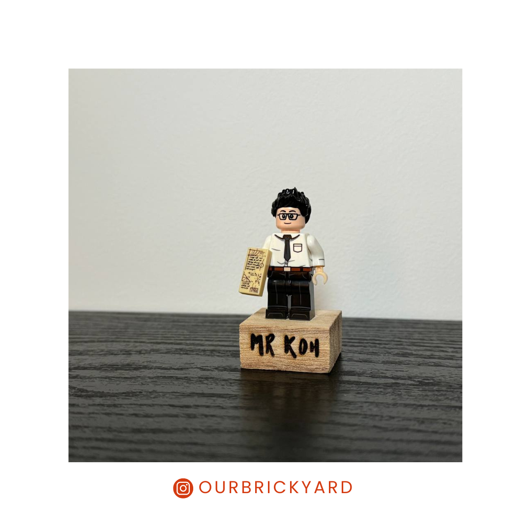 Minifigure on stand_0