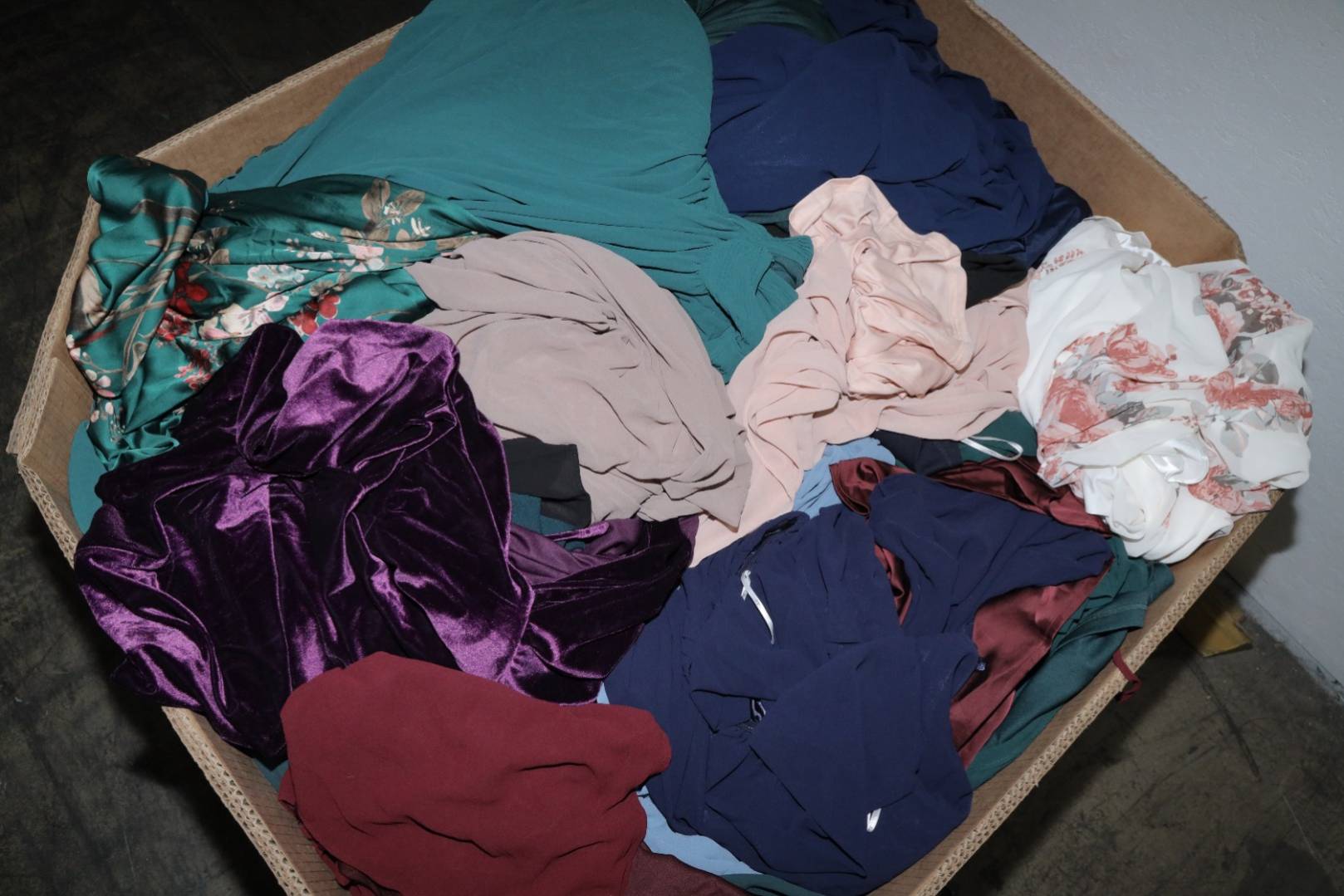 Shelf Pulls Unmanifested Popular Online Women’s Retailer Assorted Apparel Pallets _15