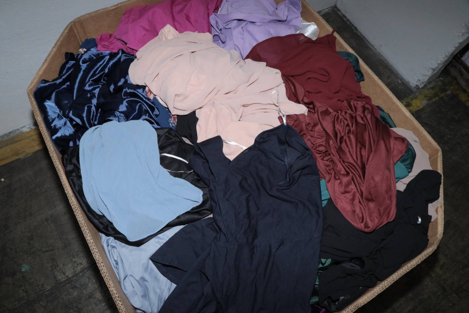 Shelf Pulls Unmanifested Popular Online Women’s Retailer Assorted Apparel Pallets _17