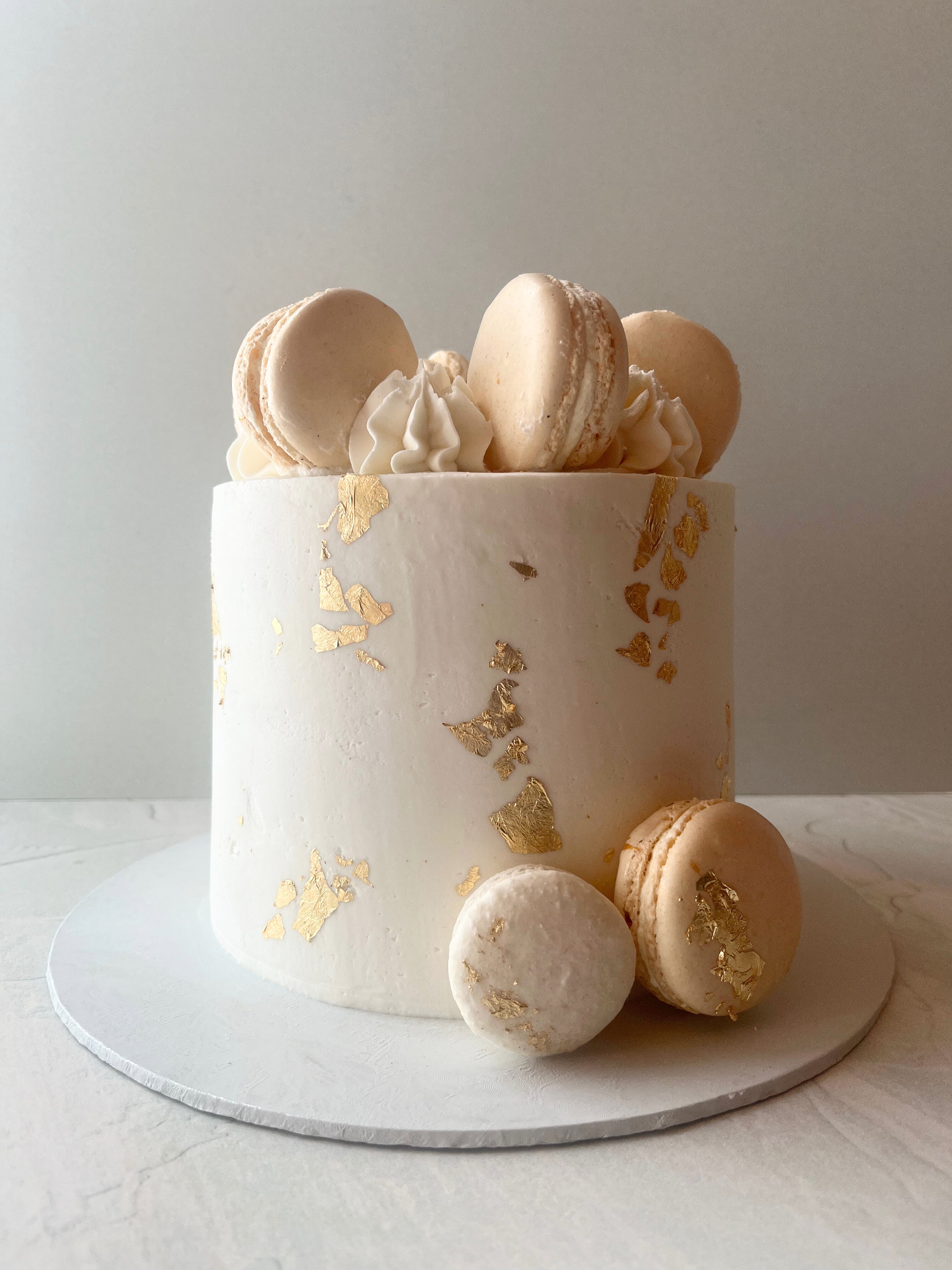 Macaron Gold Leaf Cake_0