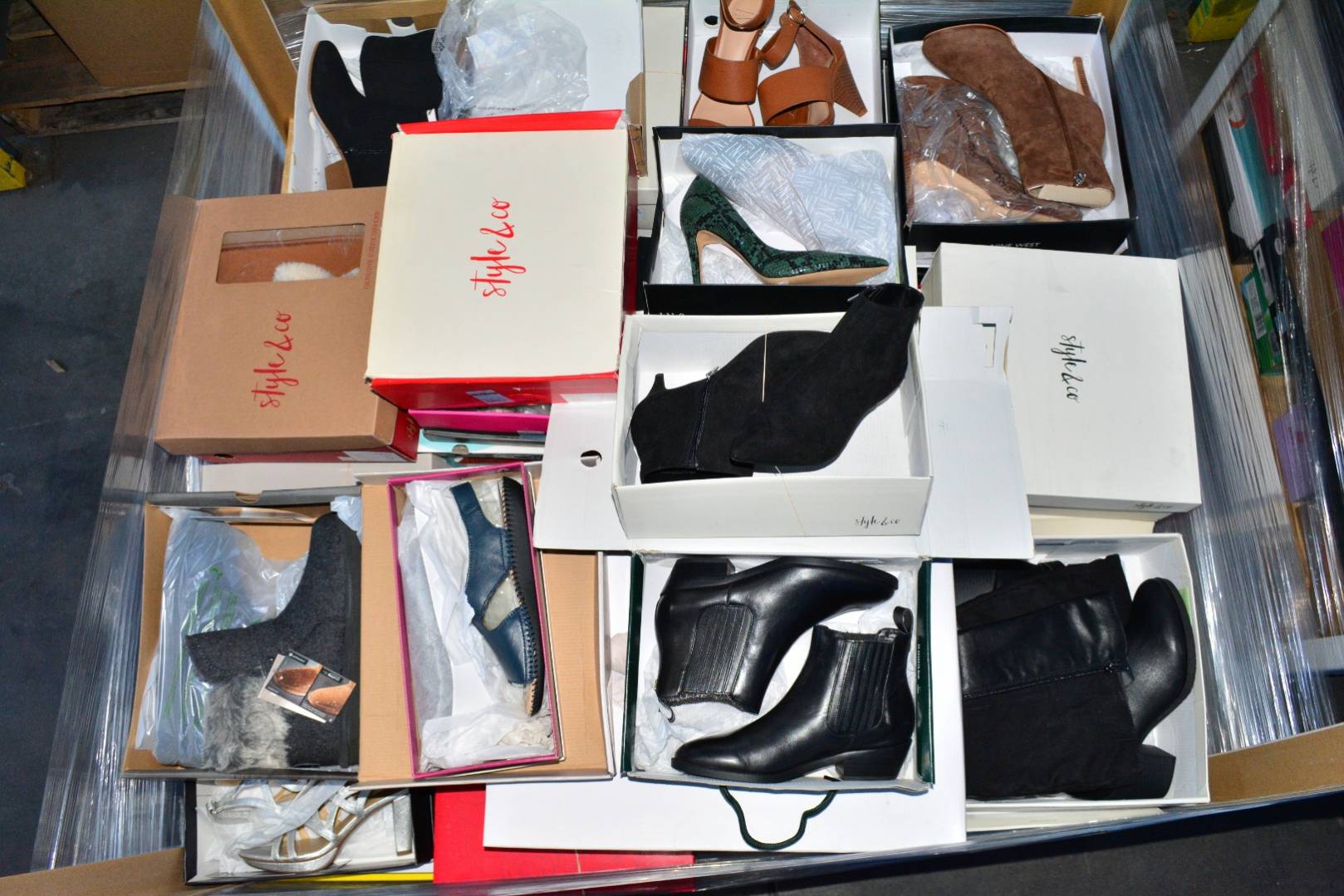 HE Department Store Shelf Pull Mostly Fall/Winter Women's Shoes _0