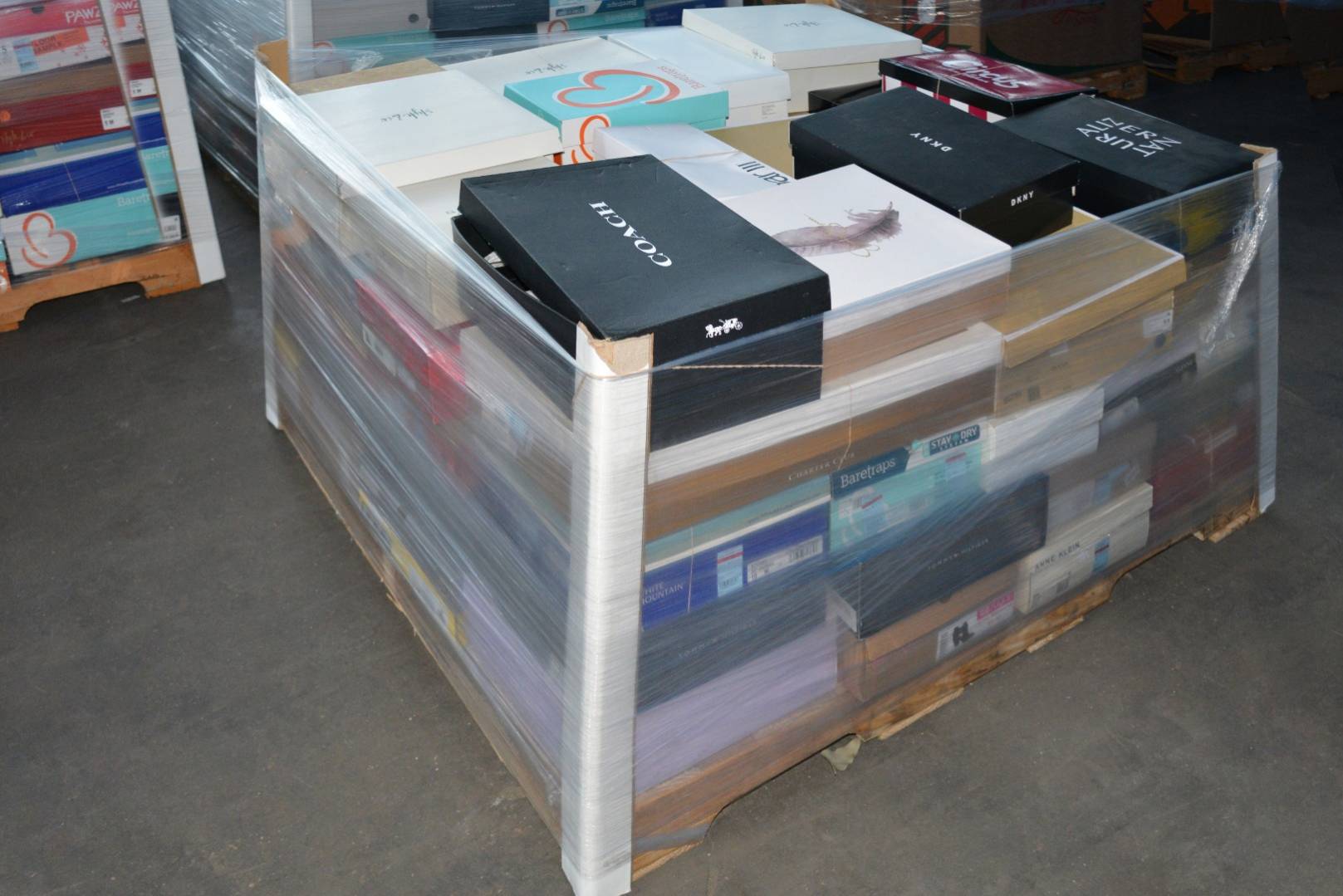 HE Department Store Shelf Pull Mostly Fall/Winter Women's Shoes _1