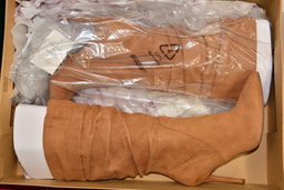 HE Department Store Shelf Pull Mostly Fall/Winter Women's Shoes 