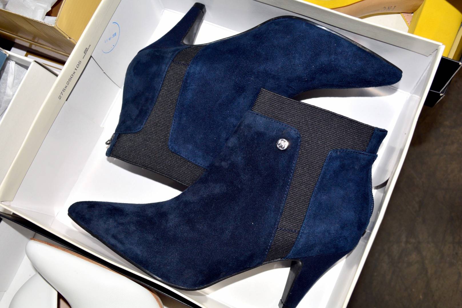 HE Department Store Shelf Pull Mostly Fall/Winter Women's Shoes _14