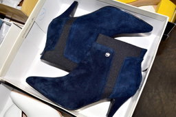 HE Department Store Shelf Pull Mostly Fall/Winter Women's Shoes 