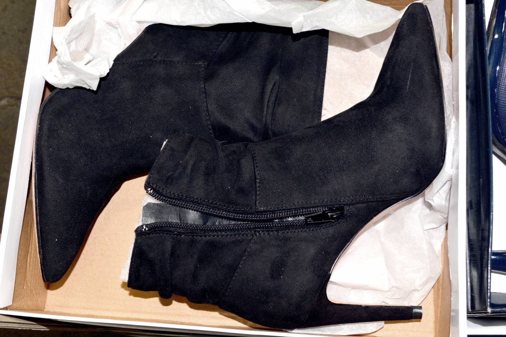 HE Department Store Shelf Pull Mostly Fall/Winter Women's Shoes _11