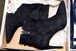 HE Department Store Shelf Pull Mostly Fall/Winter Women's Shoes 
