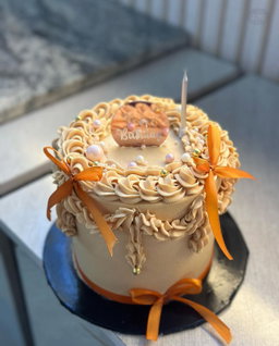 6 inches 2 Layers Buttercream cake  