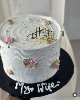 8 inches  2 Layers Whipped cream Cake    
