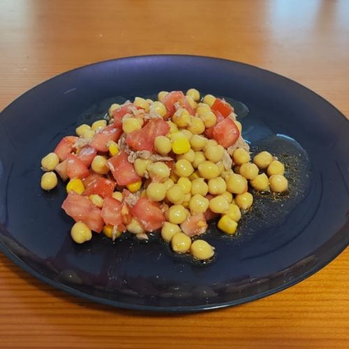 Ensalada de garbanzos, tomate maíz y atún _0