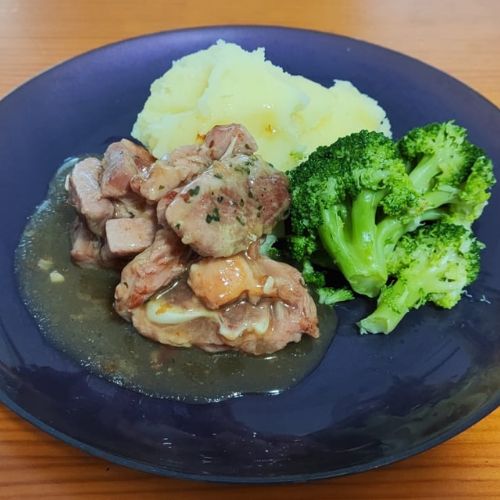 Pavo en salsa con puré y verduras_0