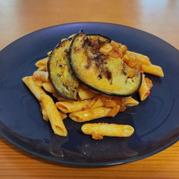 Macarrones con tomate y berengenas
