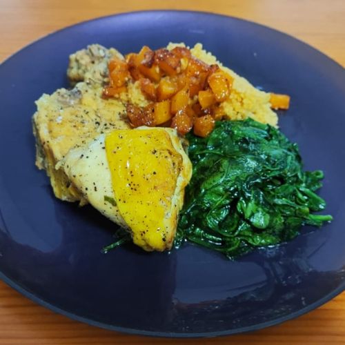 Pollo en salsa, cuscús con calabaza agridulce y espinacas_0