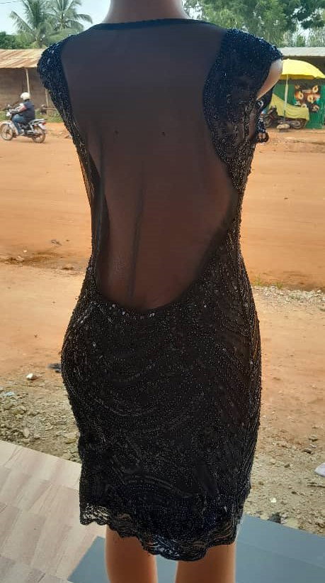 Robe Noir, Elégante, moulante et sexy_1