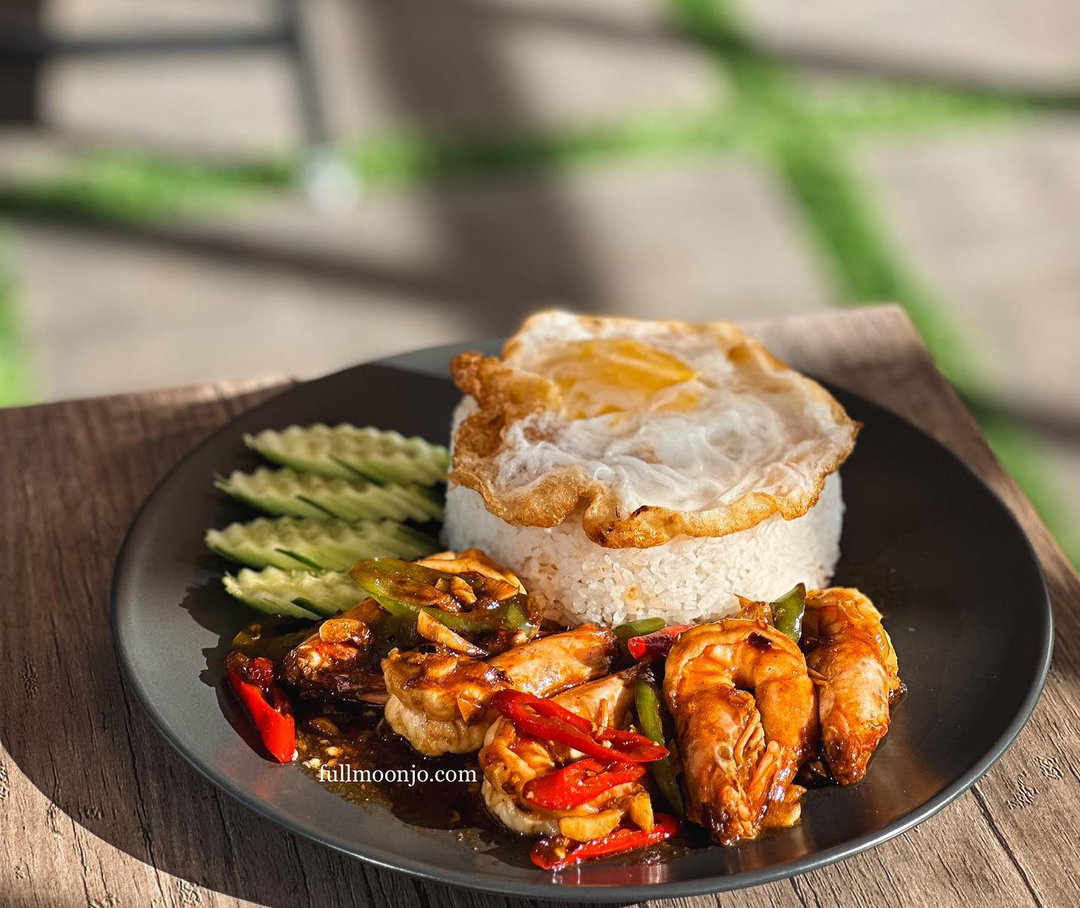 Kapao Goong w/rice topped egg ข้าวกะเพรากุ้งไข่ดาว