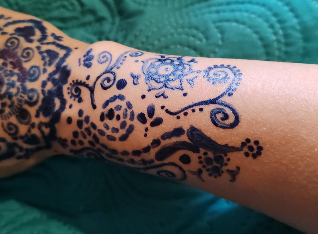 Tatuaje de henna en color cyan 