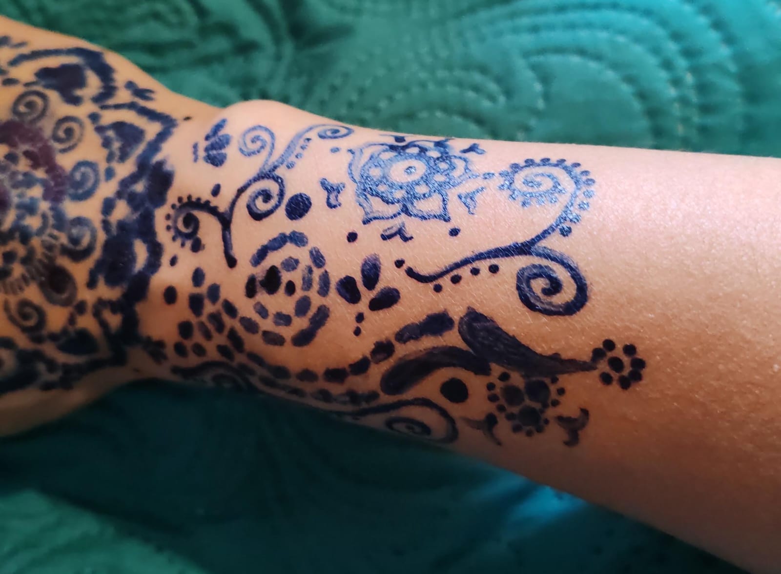 Tatuaje de henna en color cyan 