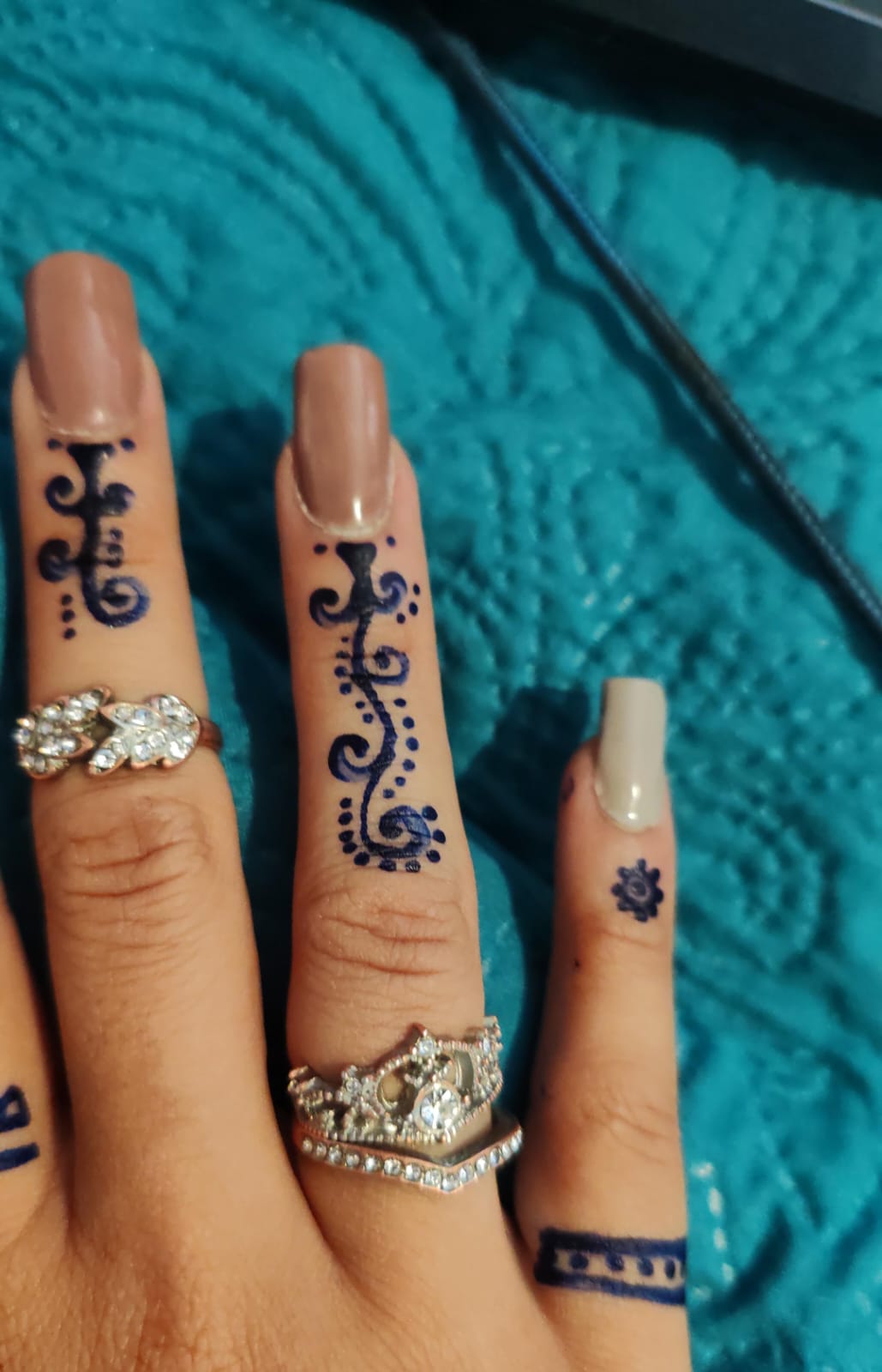 Tatuajes de henna en dedos._0