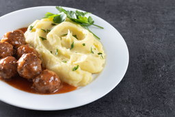Meatballs with red wine reduction, mashed potato and celery, steamed broccoli // Fleischbällchen mit Rotweinreduktion, Kartoffel- und Selleriepüree, gedünsteter Brokkoli 