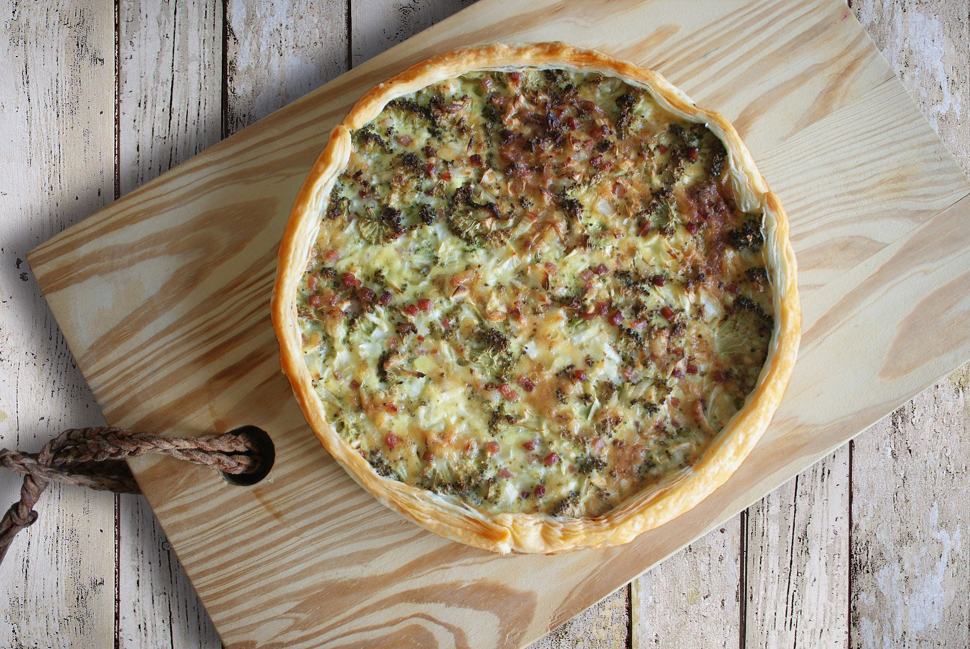  Whole Appenzell cheese and pear quiche (6-8 portions) //  Ganzer Appenzeller Käse und Birnenquiche (6-8 Portionen)_0