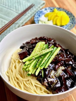 Jjajangmyeon (จาจางมยอน)