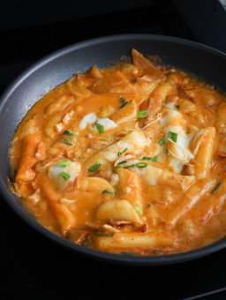 Rose Tteobbokki 로제 떡볶이 (โรเซ่ต็อกบ็อกกี้)