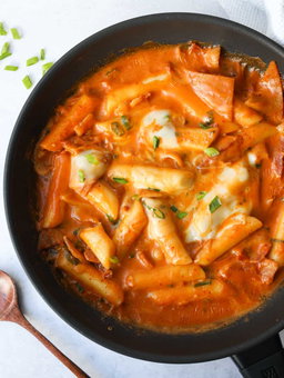 Rose Tteobbokki 로제 떡볶이 (โรเซ่ต็อกบ็อกกี้)