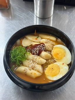 Ramyon Tteokbokki w/Gochujang sauce รามยอนต๊ช็อกบ๊อกกี้ 