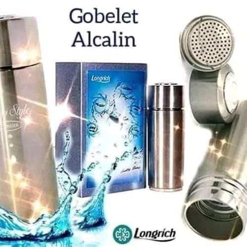 Le gobelet alcalin Longrich est assez spécial. Il transforme toute eau, acide ou neutre en une eau alcaline ionisée de pH 7,45 à 8 saine et potable.  Assure un approvisionnement en eau purifiée et un pH équilibré tout le temps grâce à l’élimination de l’excès Il élimine le chlore et les métaux nocifs Une enquête menée par l’OMS a révélé que près de 80% des maladies humaines sont dues à l’eau potable impure.  Boire de l’eau alcaline ionisée contribue au maintien de l’équilibre acide/basique dans notre corps. Le niveau d’alcalinité est en effet très important, car les recherches ont déjà prouvé que les bactéries et maladies ne peuvent pas survivre dans un état alcalin, mais qu’elles ont tendance à prospérer dans un environnement acide._1